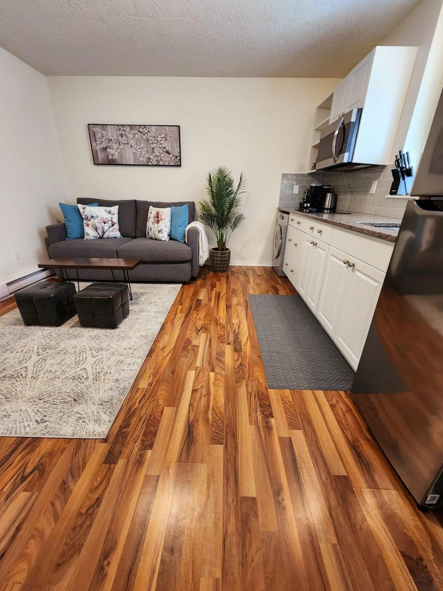 Adorable 1- Bedroom Suite In Langford Виктория Екстериор снимка