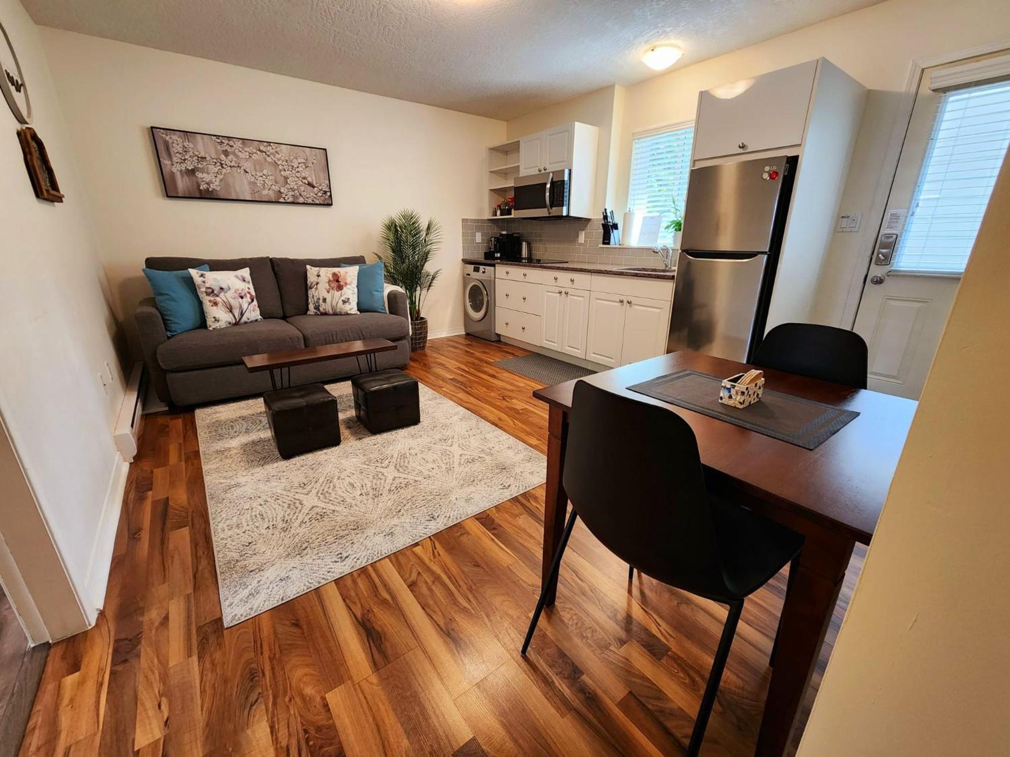Adorable 1- Bedroom Suite In Langford Виктория Екстериор снимка